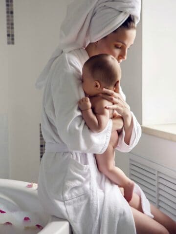 Taking a bath with your baby is incredibly relaxing and offers numerous benefits for both mom and baby! See the steps for doing so safely here. #co-bathing #cobathing #mombath #nightroutine