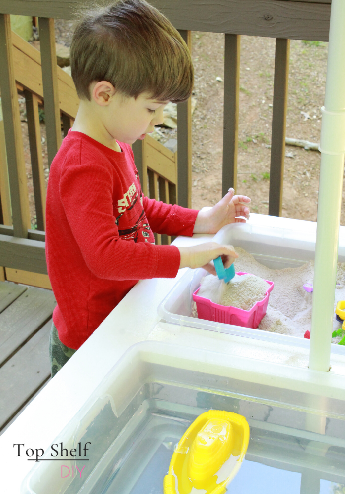 Keep your kids busy this summer with this convertible water and sand table! Great for sensory bins. Get your free plans here! #sensorybins #quarantinehacks #waterandsandtable #projectmaniamommies 