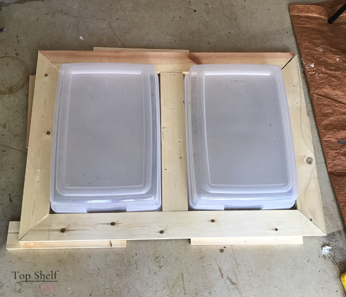 Water and sand table: how to get the proper fit for your tabletop. Get your free plans here! #sensorybins #quarantinehacks #waterandsandtable #projectmaniamommies
