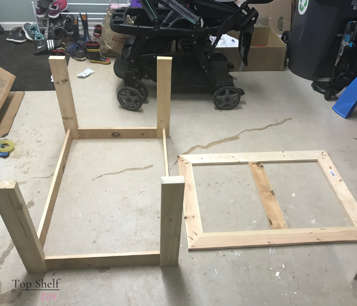 Water and sand table: how to get the proper fit for your tabletop. Get your free plans here! #sensorybins #quarantinehacks #waterandsandtable #projectmaniamommies