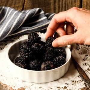 Get this easy recipe for Sugared Sangria Blackberries