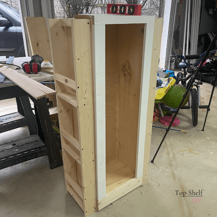 If you like iconic British landmarks then you're going to love this build! A DIY Telephone Booth Bookshelf using modified Ana White Plans. #British #Kidsprojects #DIYBookshelf